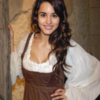 Megan Montaner_40
